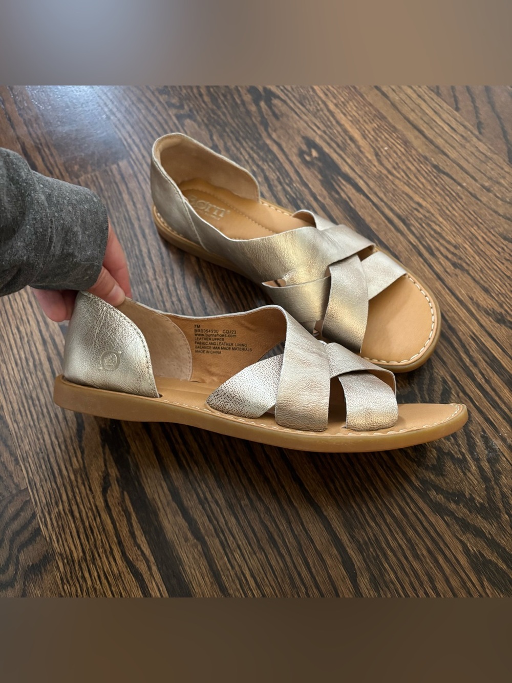 Born Ithica Women's Gold Metallic Crisscross Flat Sandals size 7